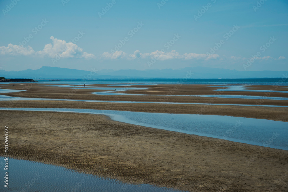 青空と海の干潟