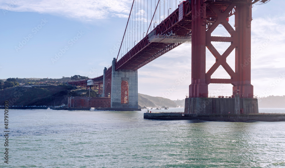 Vista desde un barco en movimiento pasando por debajo del Golden Gate Bridge en San Francisco, California, Estados Unidos de America.