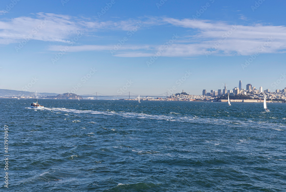 Ciudad de San Francisco, California, Estados Unidos de America desde un barco en movimiento..