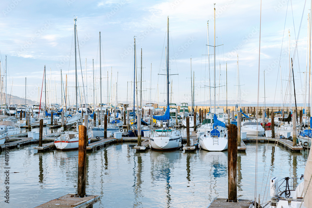 Barcos estacionados en La Marina del Pier 39, San Francisco, California, Estados Unidos de America.