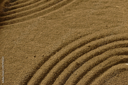 Draw a circle-shaped line on the sand