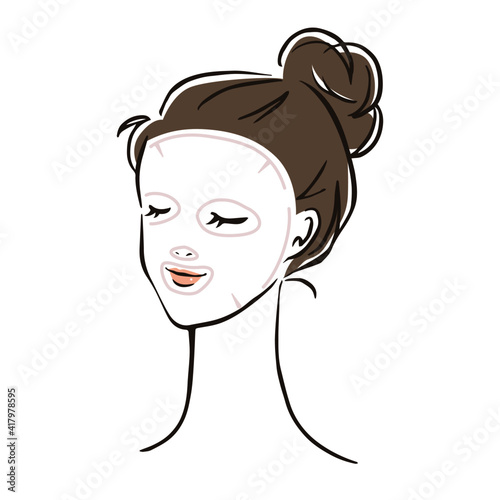 顔パックする女性