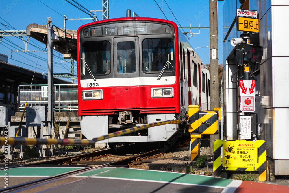 神奈川新町駅を発車する京浜急行普通列車