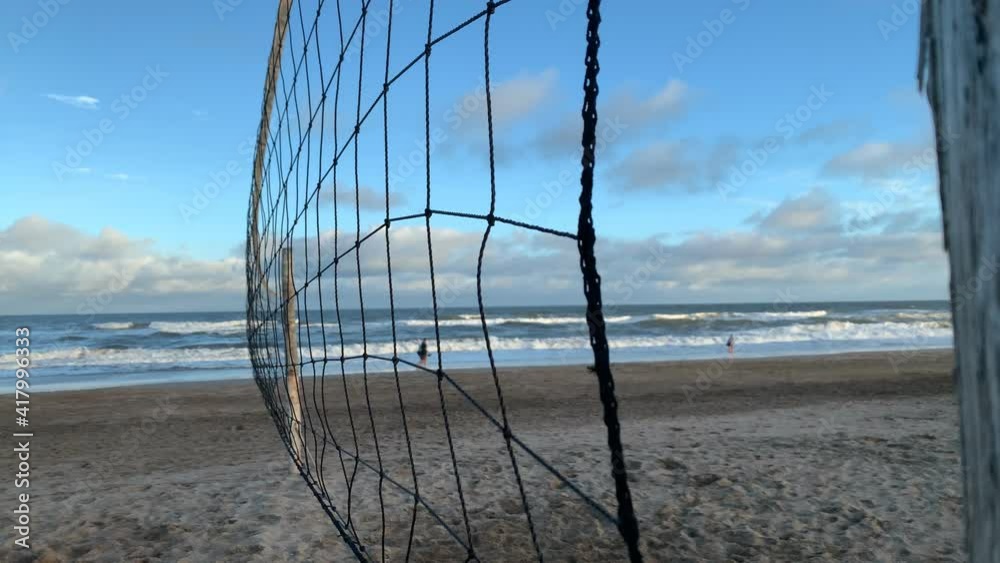 Red de voleibol contra el viento en la playa - Wind volleyball net on the beach Red de voleibol contra el viento en la playa - Wind volleyball net on the beach