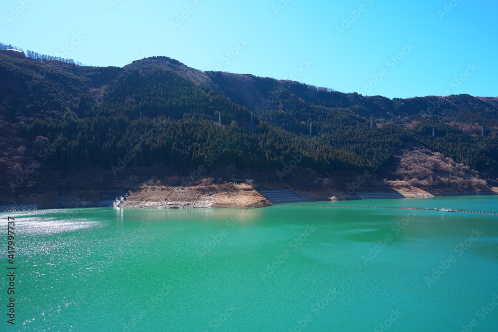 Naklejka premium 春先の静かなダム湖の景色