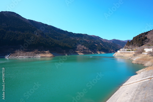 Fototapeta Naklejka Na Ścianę i Meble -  春先の静かなダム湖の景色