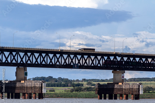 View of the Rollemberg-Vuolo railroad Bridge, is a mixed bridge that serves to cross Parana River 