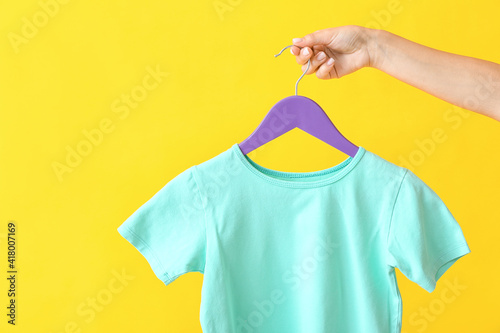 Female hand holding mint gr...