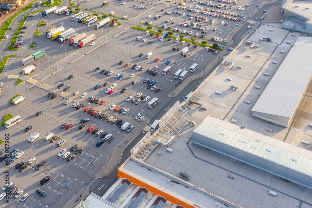 Foto De Aerial Top Down View Of The Parking Lot With Many Cars Of 