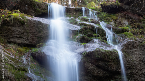 Fototapeta Naklejka Na Ścianę i Meble -  mystische Stimmung am Wasserfall durch Langzeitbelichtung