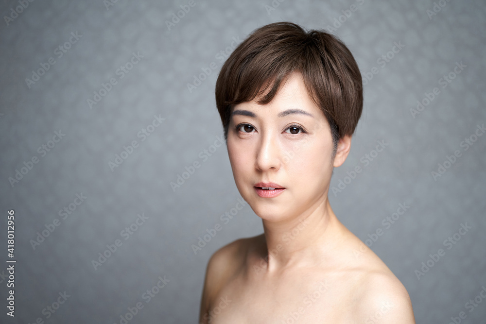 Obraz premium カメラ目線で真顔で見つめる中年の日本人女性