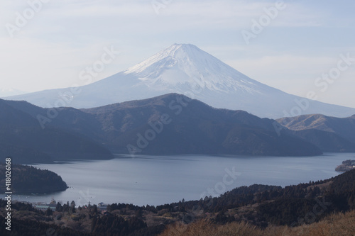 Fototapeta Naklejka Na Ścianę i Meble -  早春の富士山と箱根芦ノ湖 ターンパイク大観山から