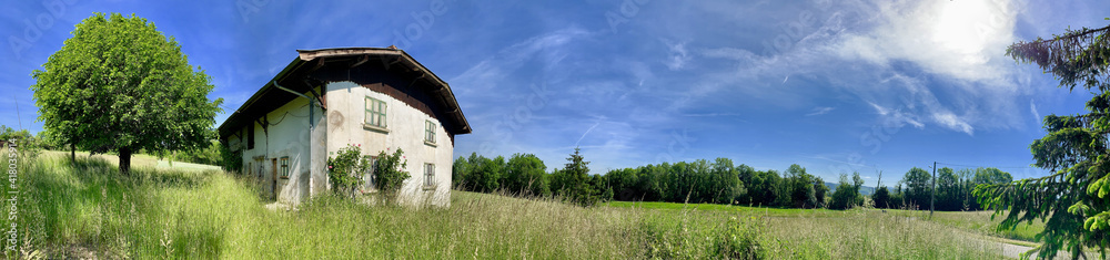 vielle maison de campagne dans un champs
