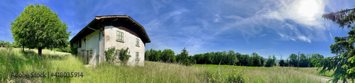 vielle maison de campagne dans un champs