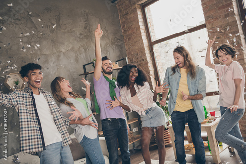 Photo portrait of cheerful company birthday party laughing happy at dormitory with confetti