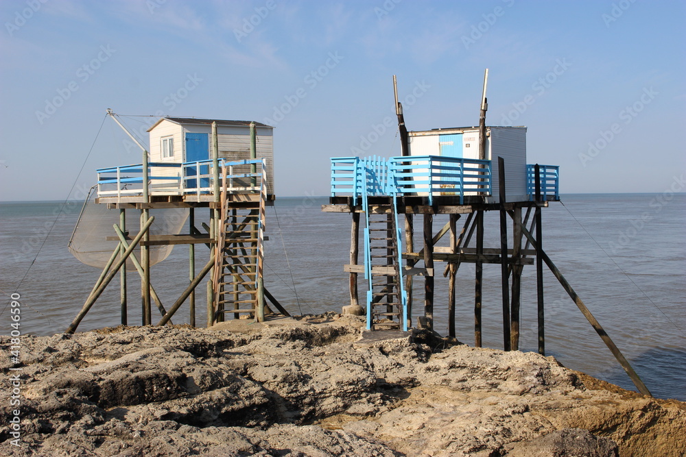 Deux cabanes à carrelet blanches et bleues face à l'horizon (Saint-Palais-sur-mer)