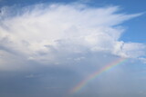 夏の積乱雲に架かる虹