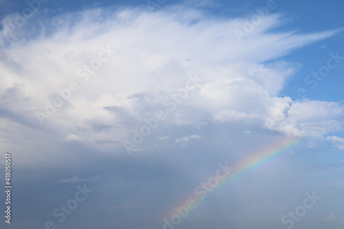 夏の積乱雲に架かる虹 © Saitan