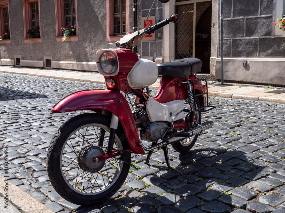 Fototapeta premium Altes Moped aus der ehemaligen DDR