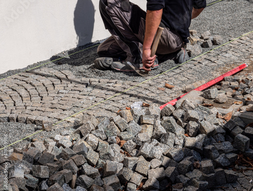 Pflasterarbeiten auf dem Gehweg in der Altstadt