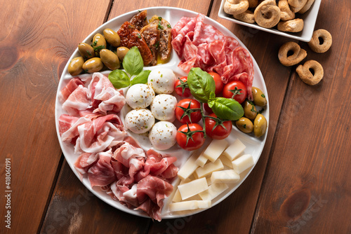 Fotografiet Piatto di prosciutto, mozzarella, salame, pecorino e olive, Antipasto tipico ita