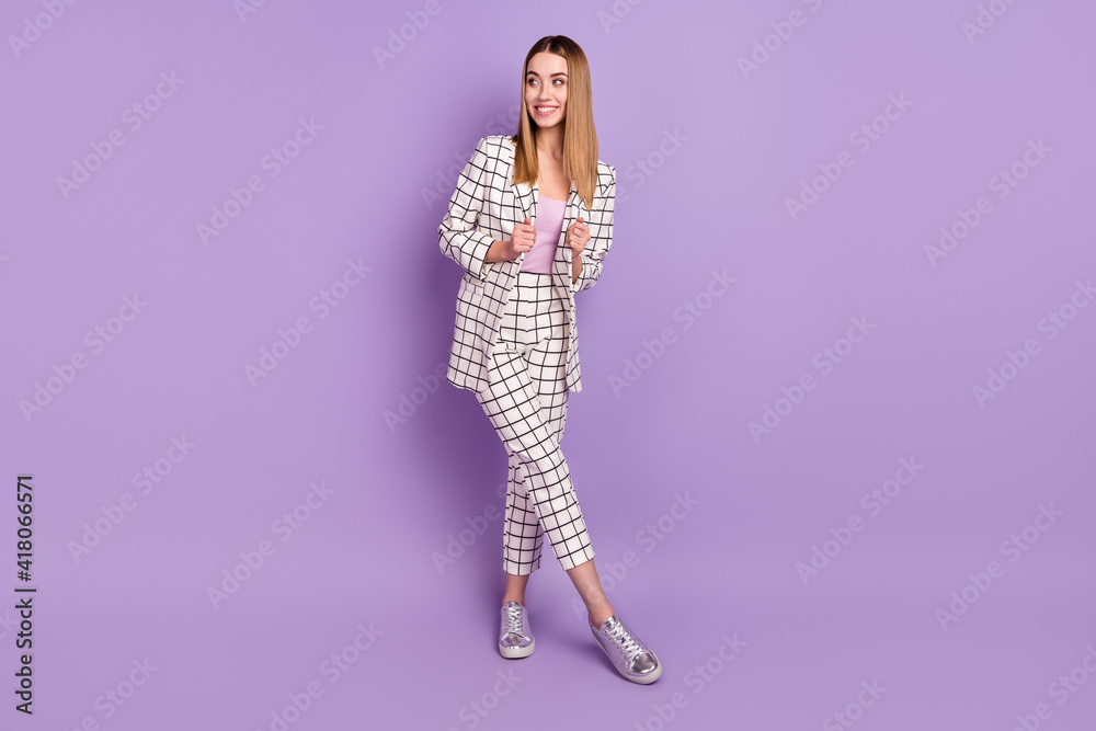 Full size photo of optimistic blond hair lady look empty space crossed arms wear suit isolated on violet color background Full size photo of optimistic blond hair lady look empty space crossed arms wear suit isolated on violet color background