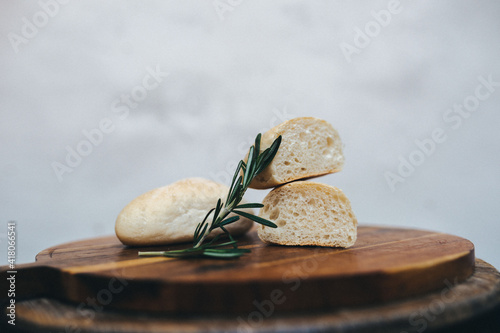 Fototapeta Naklejka Na Ścianę i Meble -  Pan gourmet. Pan artesano. Hogazas de pan blanco. Bocadillo de pan. Panadería artesana.