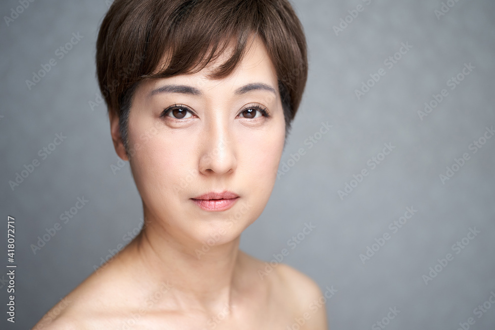 真面目な表情でカメラ目線の中年の日本人女性 真面目な表情でカメラ目線の中年の日本人女性