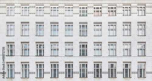 Exterior facade of a historic residential building. Außenfassade eines historischen Wohnhauses.