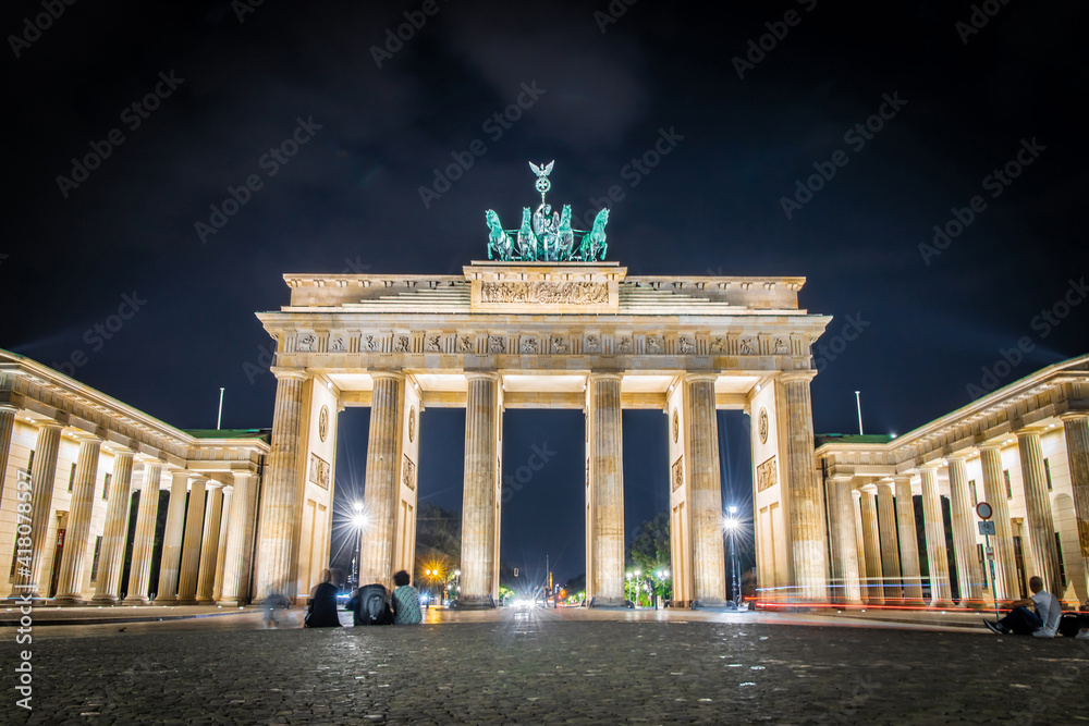 Obraz premium Brandenburg gate at twilight in summer, Berlin