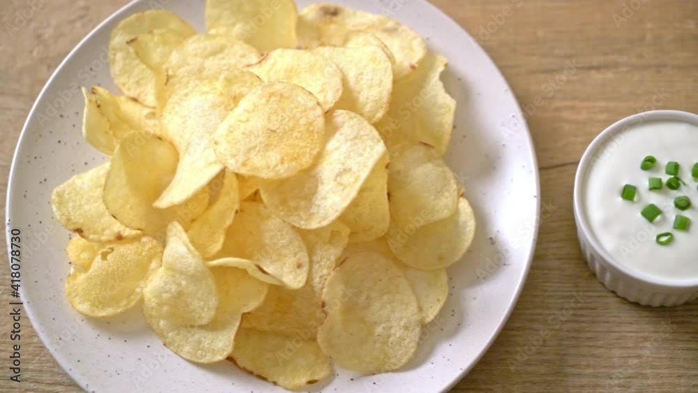 potato chips with sour cream dipping sauce potato chips with sour cream dipping sauce