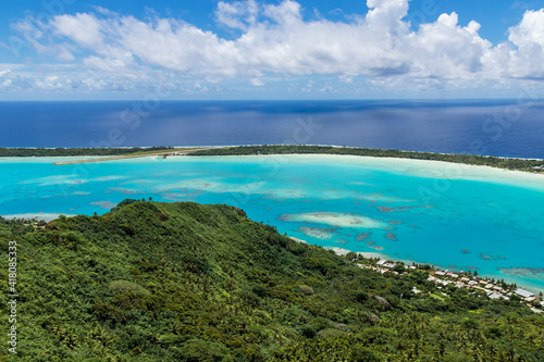 Montagne et lagon vue du ciel à Maupiti, Polynésie française © Atlantis
