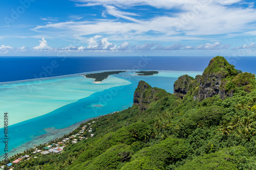 Fototapeta Naklejka Na Ścianę i Meble -  Montagne et lagon vue du ciel à Maupiti, Polynésie française