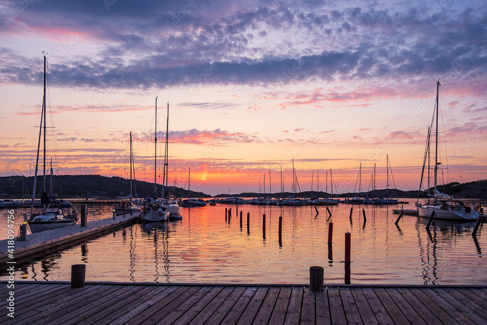 Sonnenuntergang im Hafen von Fjällbacka in Schweden