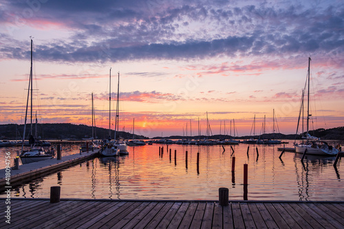 Sonnenuntergang im Hafen von Fj  llbacka in Schweden