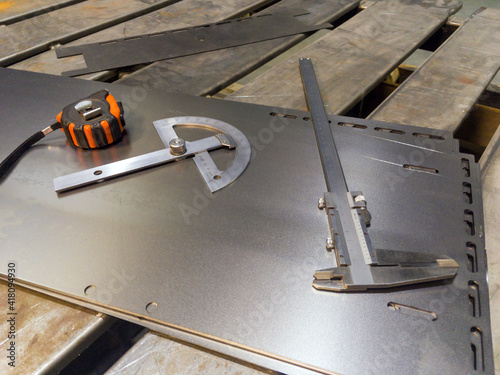 Foto Vernier caliper, goniometer and tape measure on a workbench