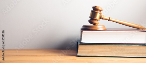 Quadro su tela Law concept - law book with a wooden judges gavel