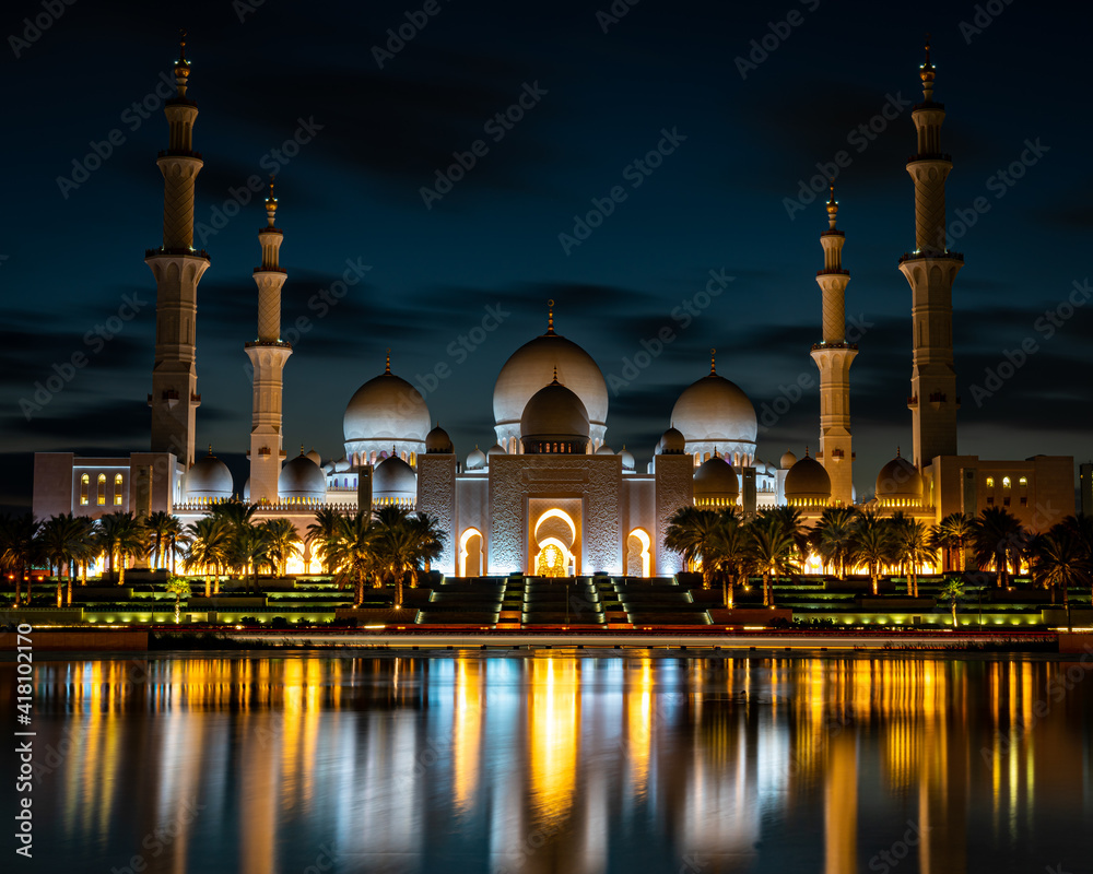 Sheik Zayed Grand Mosque in Abu Dhabi at Dusk 2