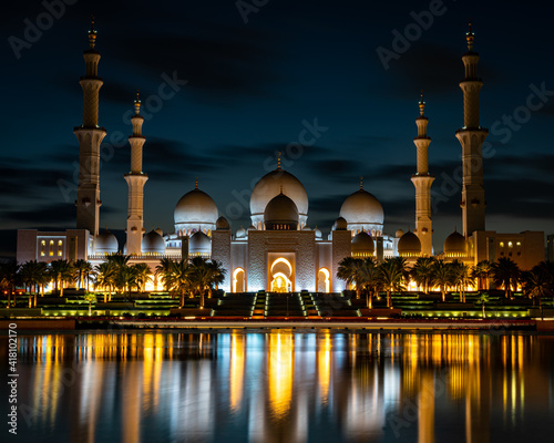 Sheik Zayed Grand Mosque in Abu Dhabi at Dusk 2