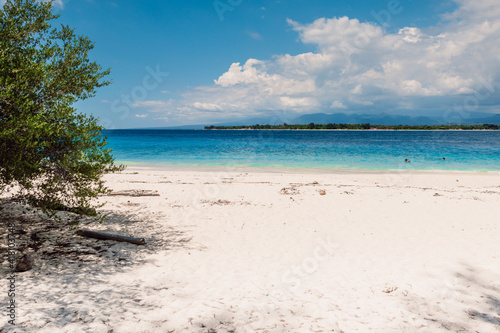 Fototapeta Naklejka Na Ścianę i Meble -  Sandy beach and blue ocean in paradise island.
