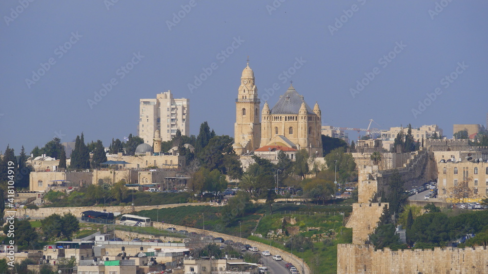 Blick vom Ölberg auf die Dormitio Basilika auf dem Berg Zion