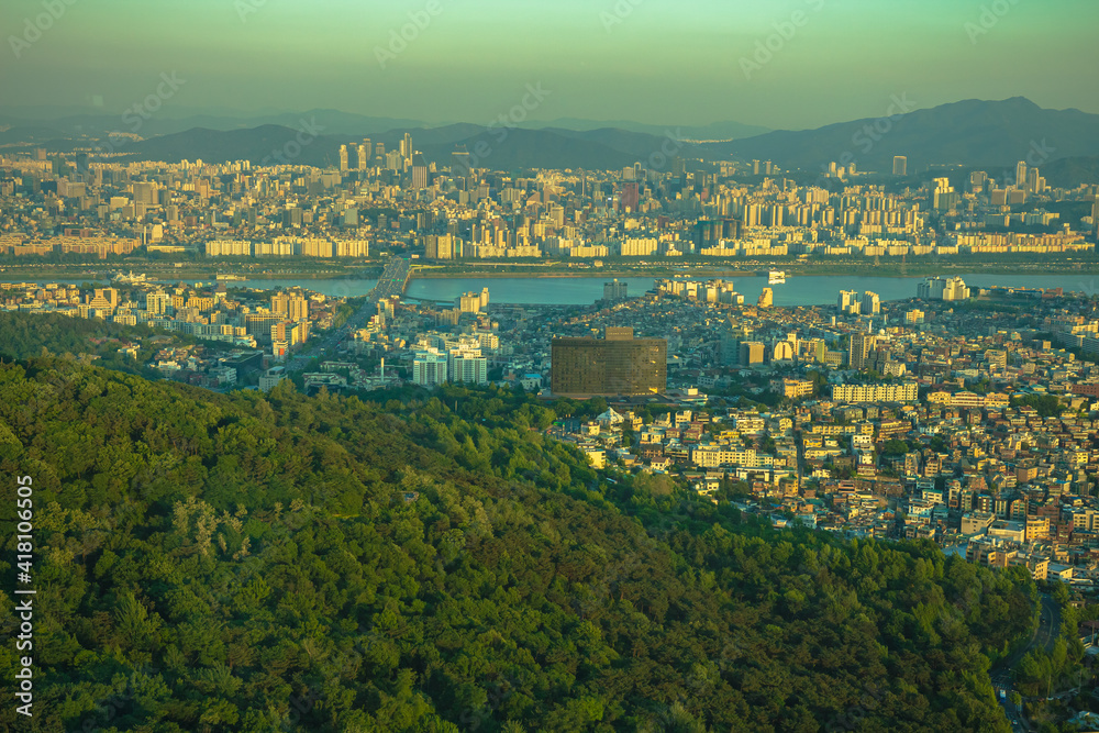 남산에서 바라본 서울 한강의 해질무렵 풍경