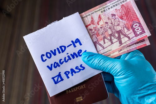 Obraz na płótnie covid-19 vaccine pass with money w salonie