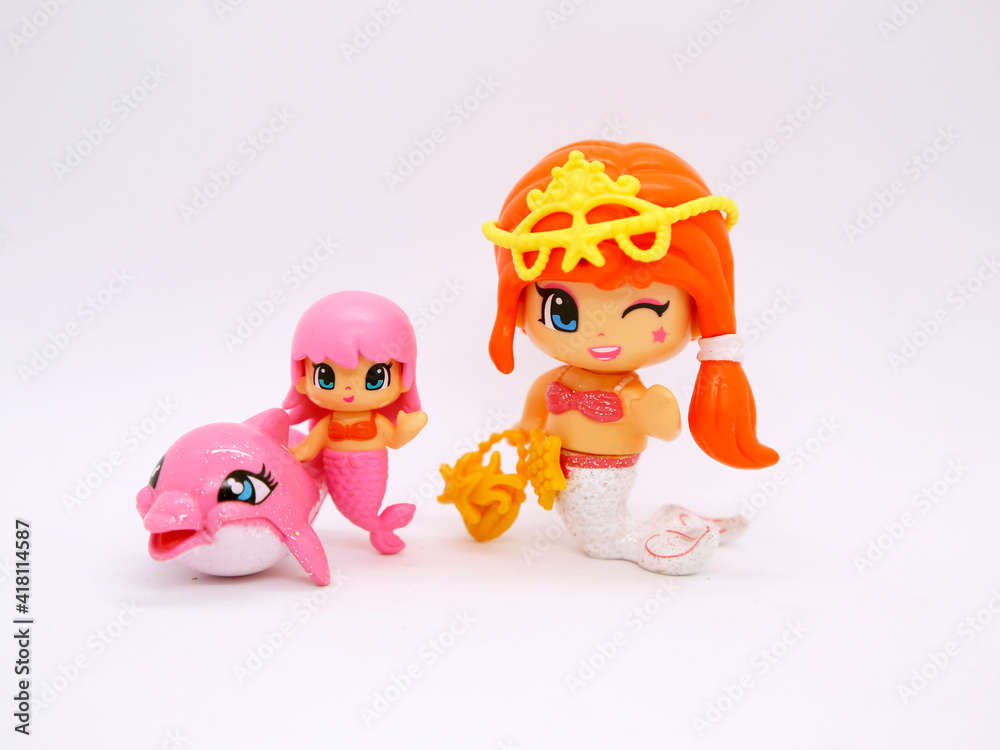 Pinypon. Pin y pon. Mermaids with dolphin. Princess mermaid. Mythological  beings with fish tails. Mythological sea creatures from marine legends.  Toys for children. Dolls for children to create funny foto de Stock