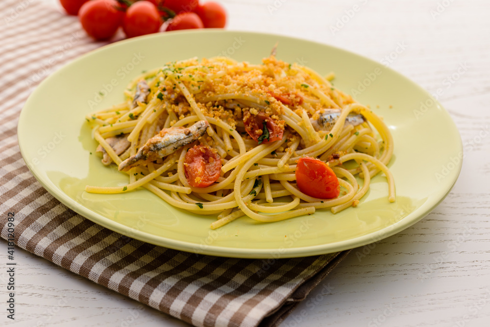 Spaghetti con sardine e pomodorini, cucina italiana, fuoco selettivo Spaghetti con sardine e pomodorini, cucina italiana, fuoco selettivo