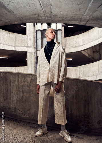 Fotografie male fashion model posing in a concrete city carpark