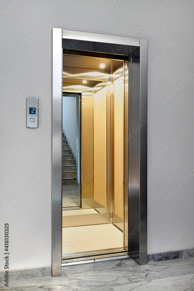 Ascendore del condominio - verticale - porte aperte