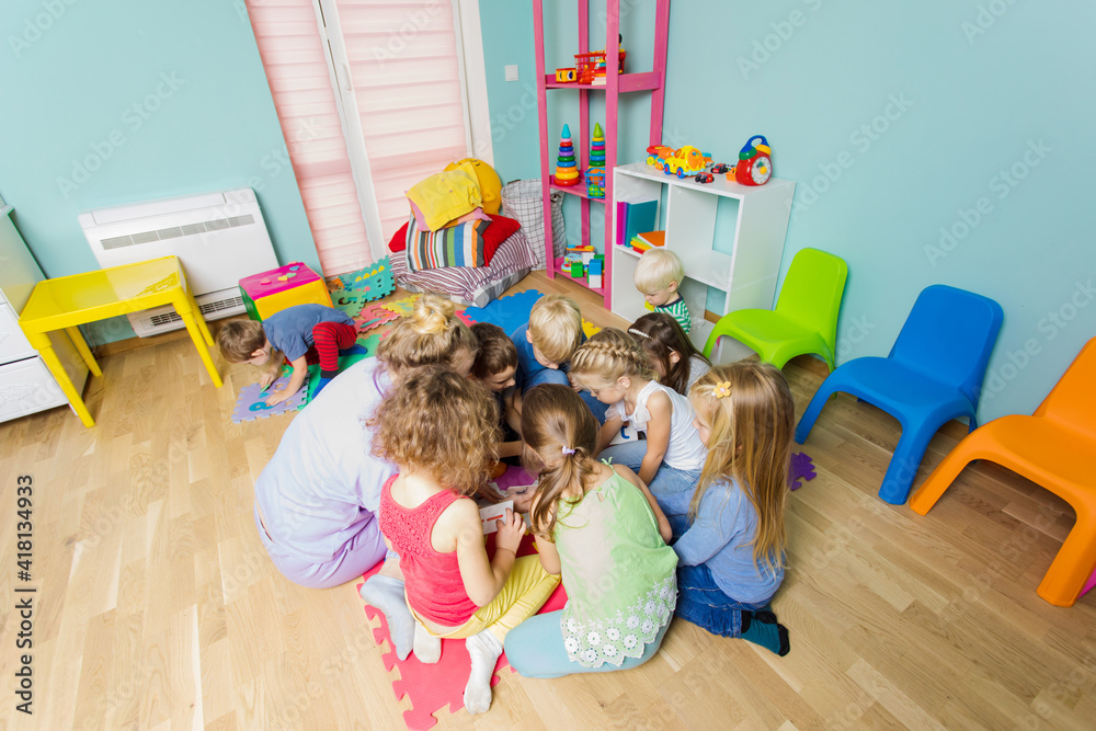 Educational group activity at the kindergarten or daycare - obrazy, fototapety, plakaty 