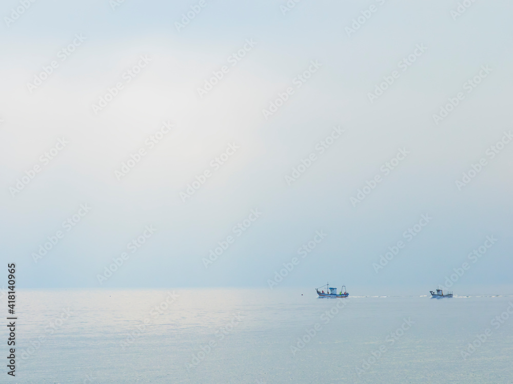 Paisaje marino con embarcaciones cruzando por el horizonte