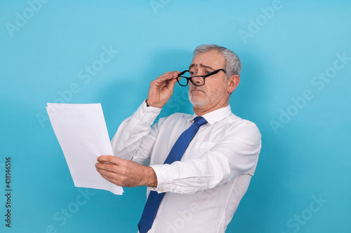 Fototapeta business man looking with glasses with presbyopia isolated